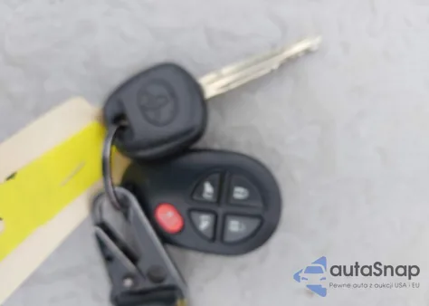 2020 Toyota Sienna Le z USA, uszkodzony, nr VIN 5TDKZ3DC2LS053563